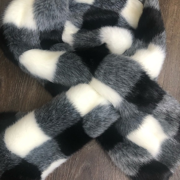 New! Super warm, soft and gorgeous scarf/collar. - Picture 3 of 5